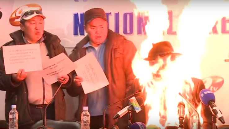 Горящая пресс-конференция. В Монголии глава профсоюза устроил самосожжение перед телекамерами (Видео 18+) Горящая пресс-конференция. В Монголии глава профсоюза устроил самосожжение перед телекамерами (Видео 18+)