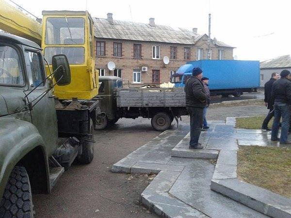В Лисичанске местные манкурты снесли памятник своему самому знаменитому земляку — Клименту Ворошилову