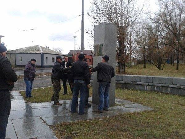 В Лисичанске местные манкурты снесли памятник своему самому знаменитому земляку — Клименту Ворошилову