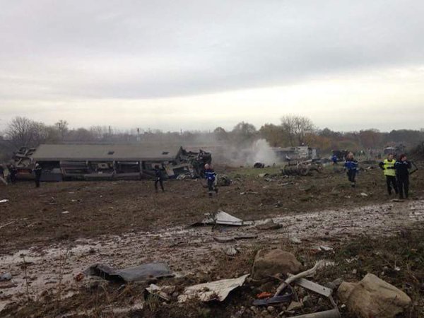 На востоке Франции с рельсов сошел скоростной поезд и рухнул в реку