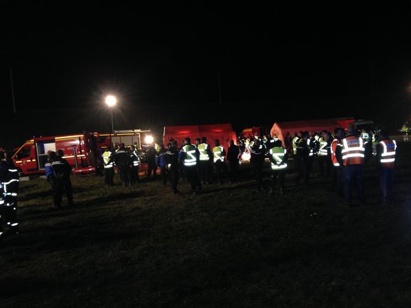 На востоке Франции с рельсов сошел скоростной поезд и рухнул в реку