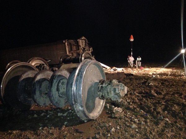 На востоке Франции с рельсов сошел скоростной поезд и рухнул в реку