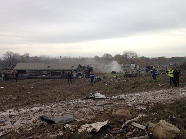 На востоке Франции с рельсов сошел скоростной поезд и рухнул в реку