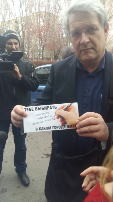 Выборы на Украине: пьяный председатель, сломанные урны и потерянная печать