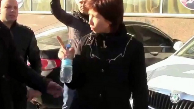 На Украине в мусорные баки начали бросать женщин На Украине в мусорные баки начали бросать женщин