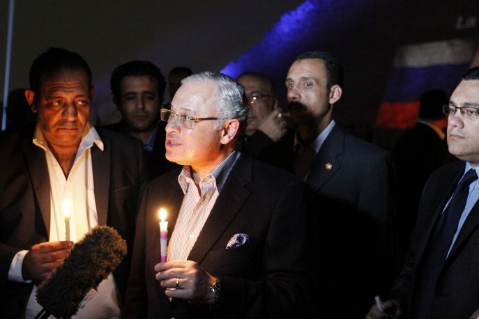 Египтяне окрасили пирамиды в цвета флагов России, Франции и Ливана Египтяне окрасили пирамиды в цвета флагов России, Франции и Ливана