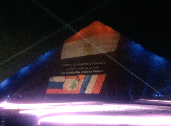 Египтяне окрасили пирамиды в цвета флагов России, Франции и Ливана Египтяне окрасили пирамиды в цвета флагов России, Франции и Ливана