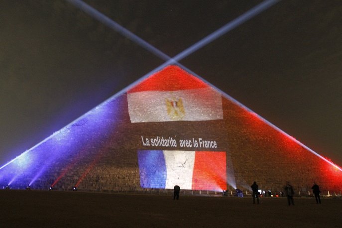 Египтяне окрасили пирамиды в цвета флагов России, Франции и Ливана Египтяне окрасили пирамиды в цвета флагов России, Франции и Ливана