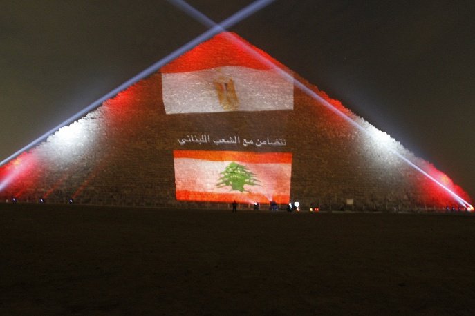 Египтяне окрасили пирамиды в цвета флагов России, Франции и Ливана Египтяне окрасили пирамиды в цвета флагов России, Франции и Ливана