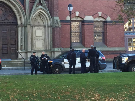 Неизвестный угрожает взорвать Гарвардский университет, люди эвакуированы Неизвестный угрожает взорвать Гарвардский университет, люди эвакуированы