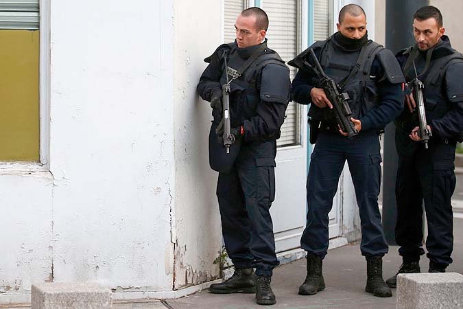 Смертница с поясом шахида подорвала себя во время спецоперации в Париже Смертница с поясом шахида подорвала себя во время спецоперации в Париже