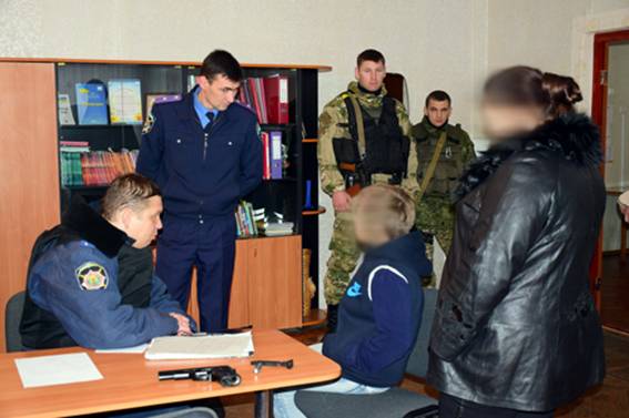 В Мариуполе школьник пришел на уроки с пистолетом В Мариуполе школьник пришел на уроки с пистолетом