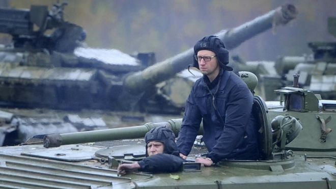 Яценюк в интервью латвийскому СМИ заявил, что украинская армия "охраняет мир и стабильность в Европе"