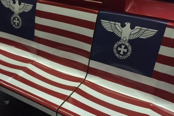 Нью-Йорк украсили американскими флагами с нацистскими символами Нью-Йорк украсили американскими флагами с нацистскими символами