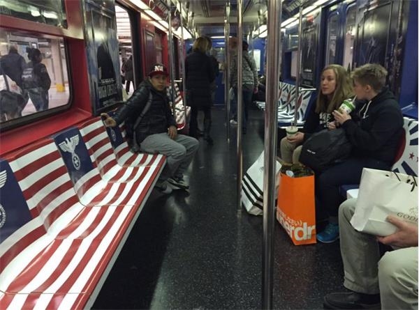 Нью-Йорк украсили американскими флагами с нацистскими символами Нью-Йорк украсили американскими флагами с нацистскими символами