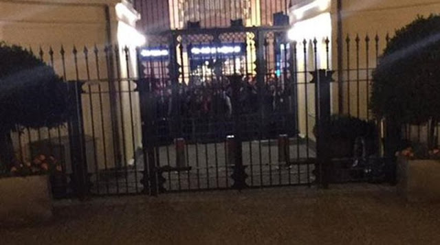 Оконфузившиеся турецкие националисты протестуют против российских воздушных ударов перед голландским консульством Оконфузившиеся турецкие националисты протестуют против российских воздушных ударов перед голландским консульством