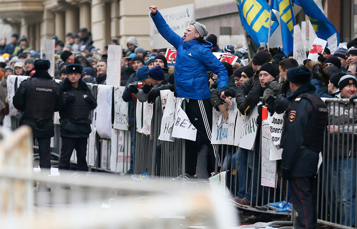 Демонстранты разбили окна посольства Турции в Москве Демонстранты разбили окна посольства Турции в Москве