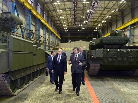 Путин осмотрел танк будущего «Армату» на «Уралвагонзаводе» Путин осмотрел танк будущего «Армату» на «Уралвагонзаводе»