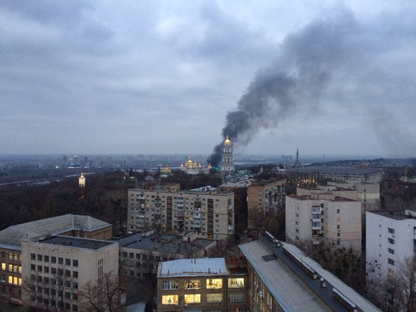 Киев в дыму и огне: сегодня в украинской столице горели Лавра, ресторан на набережной и фастфуд на Подоле Киев в дыму и огне: сегодня в украинской столице горели Лавра, ресторан на набережной и фастфуд на Подоле