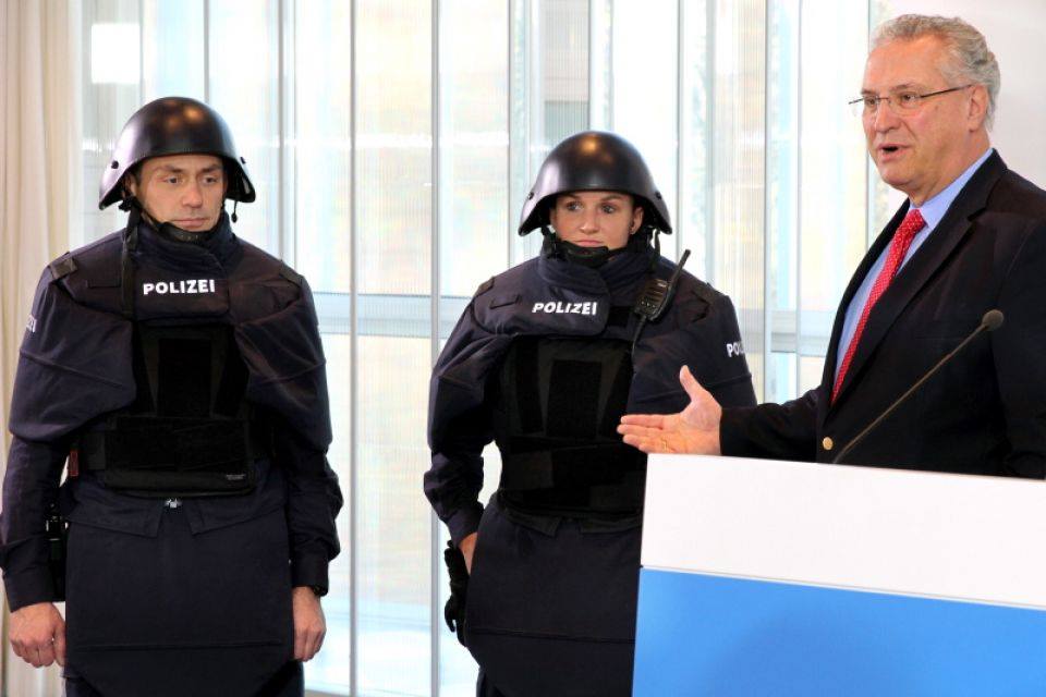 У немецких полицейских свой Юдашкин ))) У немецких полицейских свой Юдашкин )))