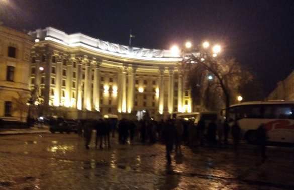 В Киеве толпа штурмовала офис Ахметова В Киеве толпа штурмовала офис Ахметова