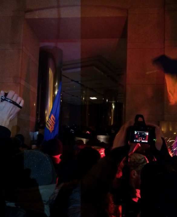 В Киеве толпа штурмовала офис Ахметова В Киеве толпа штурмовала офис Ахметова