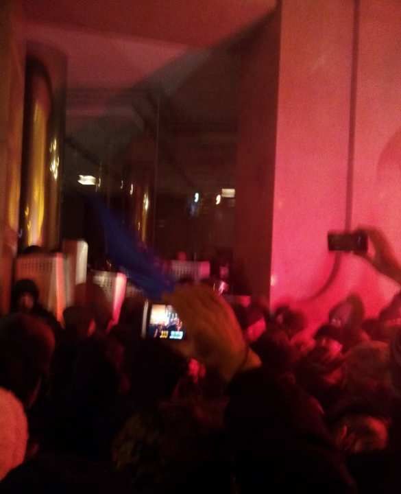 В Киеве толпа штурмовала офис Ахметова В Киеве толпа штурмовала офис Ахметова