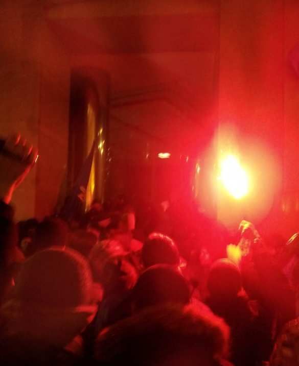 В Киеве толпа штурмовала офис Ахметова В Киеве толпа штурмовала офис Ахметова