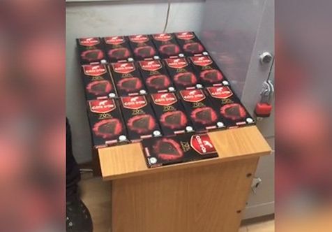 Украинец украл 16 шоколадок, чтобы приготовить фондю с салом Украинец украл 16 шоколадок, чтобы приготовить фондю с салом