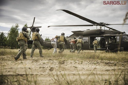 В узких улочках Риги поступь не гулких столетий, а американских полицейских В узких улочках Риги поступь не гулких столетий, а американских полицейских