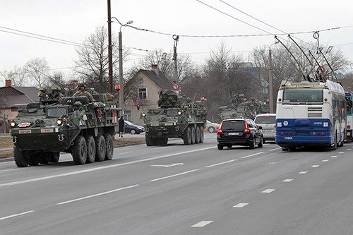 В узких улочках Риги поступь не гулких столетий, а американских полицейских В узких улочках Риги поступь не гулких столетий, а американских полицейских