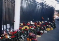 Одесситы несут цветы к консульству России в память о погибших в авиакатастрофе