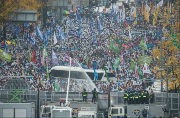 Южная Корея: мощный антиправительственный протест в Сеуле