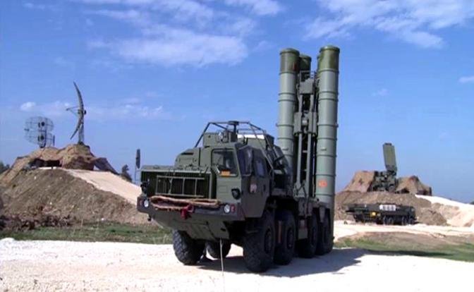 Газовый след турецкой ракеты, сбившей российский Су-24