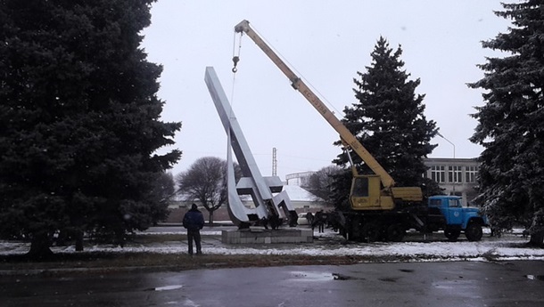 В Лозовой Харьковской области декомунизаторы демонтировали 15-метровый знак серпа и молота В Лозовой Харьковской области декомунизаторы демонтировали 15-метровый знак серпа и молота