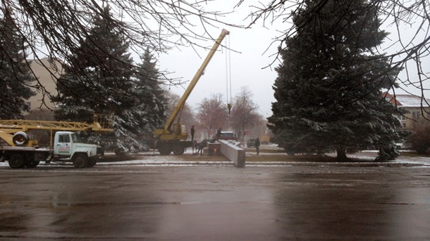 В Лозовой Харьковской области декомунизаторы демонтировали 15-метровый знак серпа и молота В Лозовой Харьковской области декомунизаторы демонтировали 15-метровый знак серпа и молота