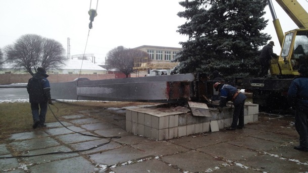 В Лозовой Харьковской области декомунизаторы демонтировали 15-метровый знак серпа и молота В Лозовой Харьковской области декомунизаторы демонтировали 15-метровый знак серпа и молота