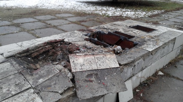 В Лозовой Харьковской области декомунизаторы демонтировали 15-метровый знак серпа и молота В Лозовой Харьковской области декомунизаторы демонтировали 15-метровый знак серпа и молота