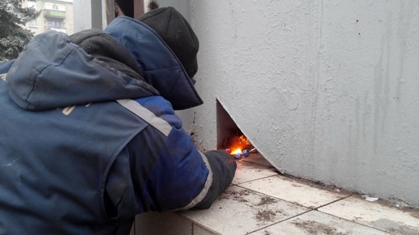 В Лозовой Харьковской области декомунизаторы демонтировали 15-метровый знак серпа и молота В Лозовой Харьковской области декомунизаторы демонтировали 15-метровый знак серпа и молота