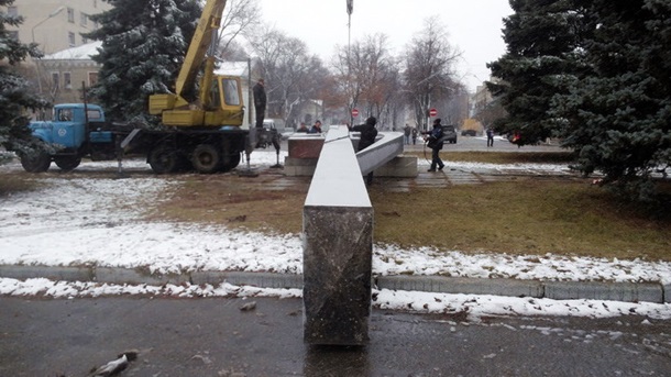 В Лозовой Харьковской области декомунизаторы демонтировали 15-метровый знак серпа и молота В Лозовой Харьковской области декомунизаторы демонтировали 15-метровый знак серпа и молота