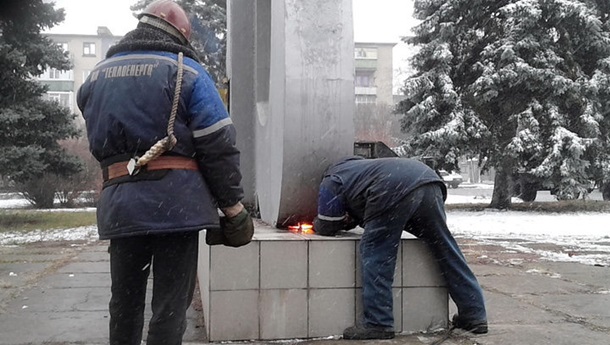 В Лозовой Харьковской области декомунизаторы демонтировали 15-метровый знак серпа и молота В Лозовой Харьковской области декомунизаторы демонтировали 15-метровый знак серпа и молота