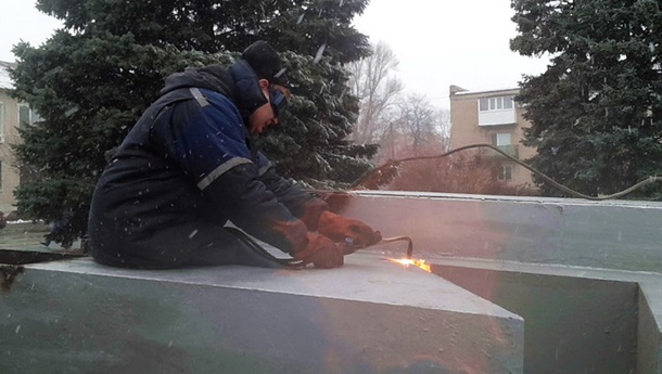 В Лозовой Харьковской области декомунизаторы демонтировали 15-метровый знак серпа и молота В Лозовой Харьковской области декомунизаторы демонтировали 15-метровый знак серпа и молота