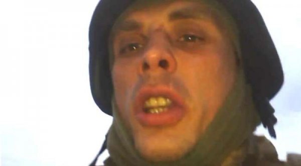 Мародеры-укрокаратели грабят убитых ополченцев Мародеры-укрокаратели грабят убитых ополченцев