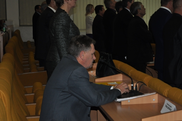 В Николаеве депутат областного совета отказался встать во время исполнения гимна Украины В Николаеве депутат областного совета отказался встать во время исполнения гимна Украины