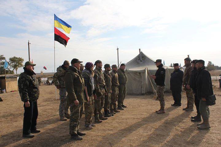 Правый сектор окончательно разругался с меджлисом и официально отказался от блокады Крыма Правый сектор окончательно разругался с меджлисом и официально отказался от блокады Крыма