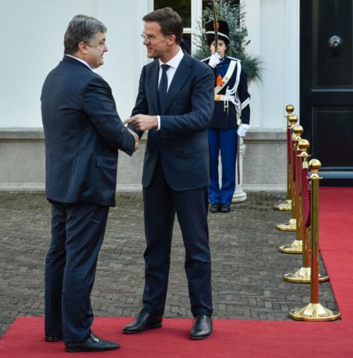 Патологическая жадность: Порошенко годами не меняет обувь Патологическая жадность: Порошенко годами не меняет обувь