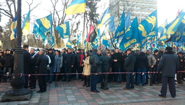 Митингующие требуют у стен Верховной рады отставки Яценюка Митингующие требуют у стен Верховной рады отставки Яценюка
