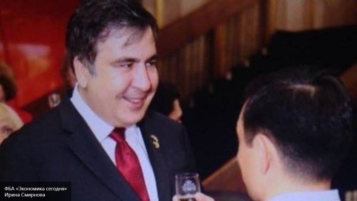 Саакашвили пожаловался на «средневековые» зарплаты украинских министров Саакашвили пожаловался на «средневековые» зарплаты украинских министров