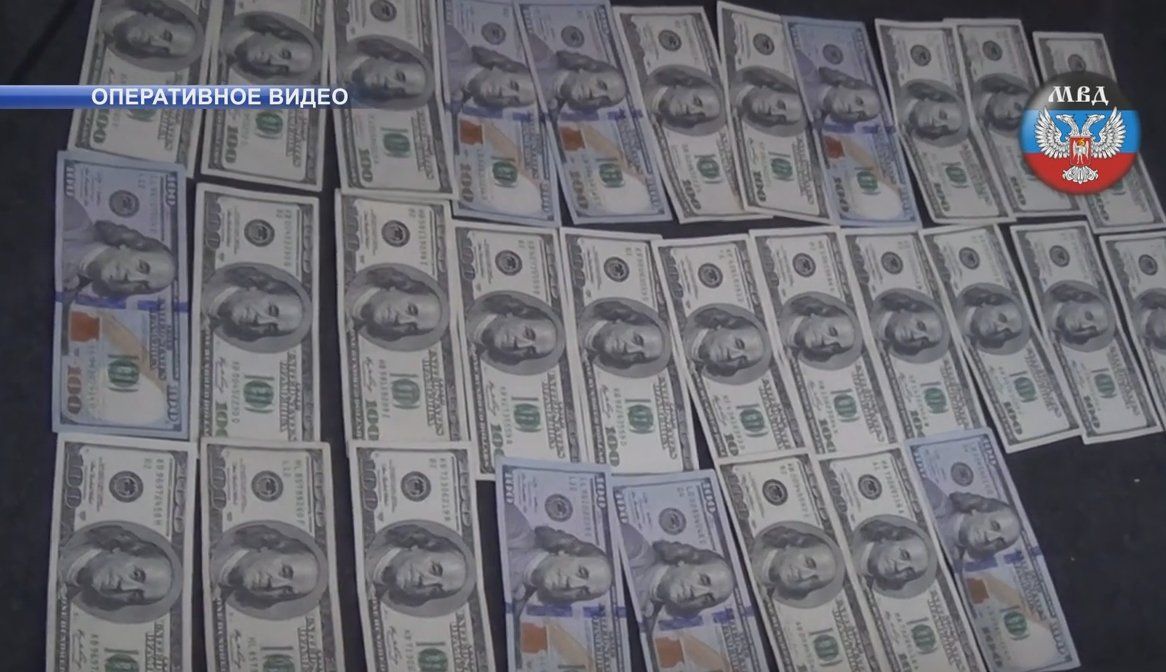 В Донецке полицейские задержали чиновника в момент получения взятки В Донецке полицейские задержали чиновника в момент получения взятки