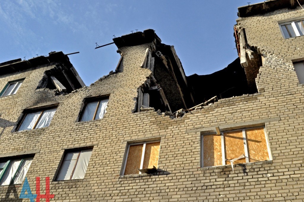 Дебальцево и Углегорск готовятся к своему первому Новому году в составе ДНР. Дебальцево и Углегорск готовятся к своему первому Новому году в составе ДНР.